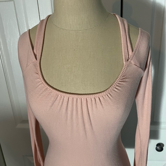 Moda international cold shoulder beautiful top 💗 - Picture 5 of 14